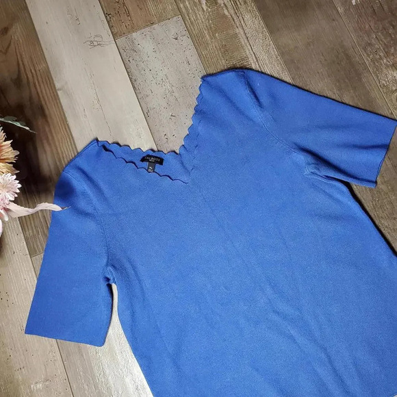 Talbots Blue Scalloped Neckline Sweater Blouse Size Medium Petite MP NWOT - Picture 2 of 8